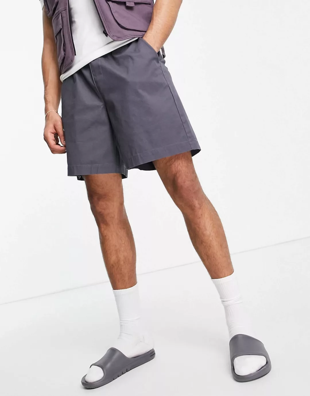 ASOS DESIGN – Kastige Chino-Shorts in Anthrazit mit elastischem Bund-Grau günstig online kaufen