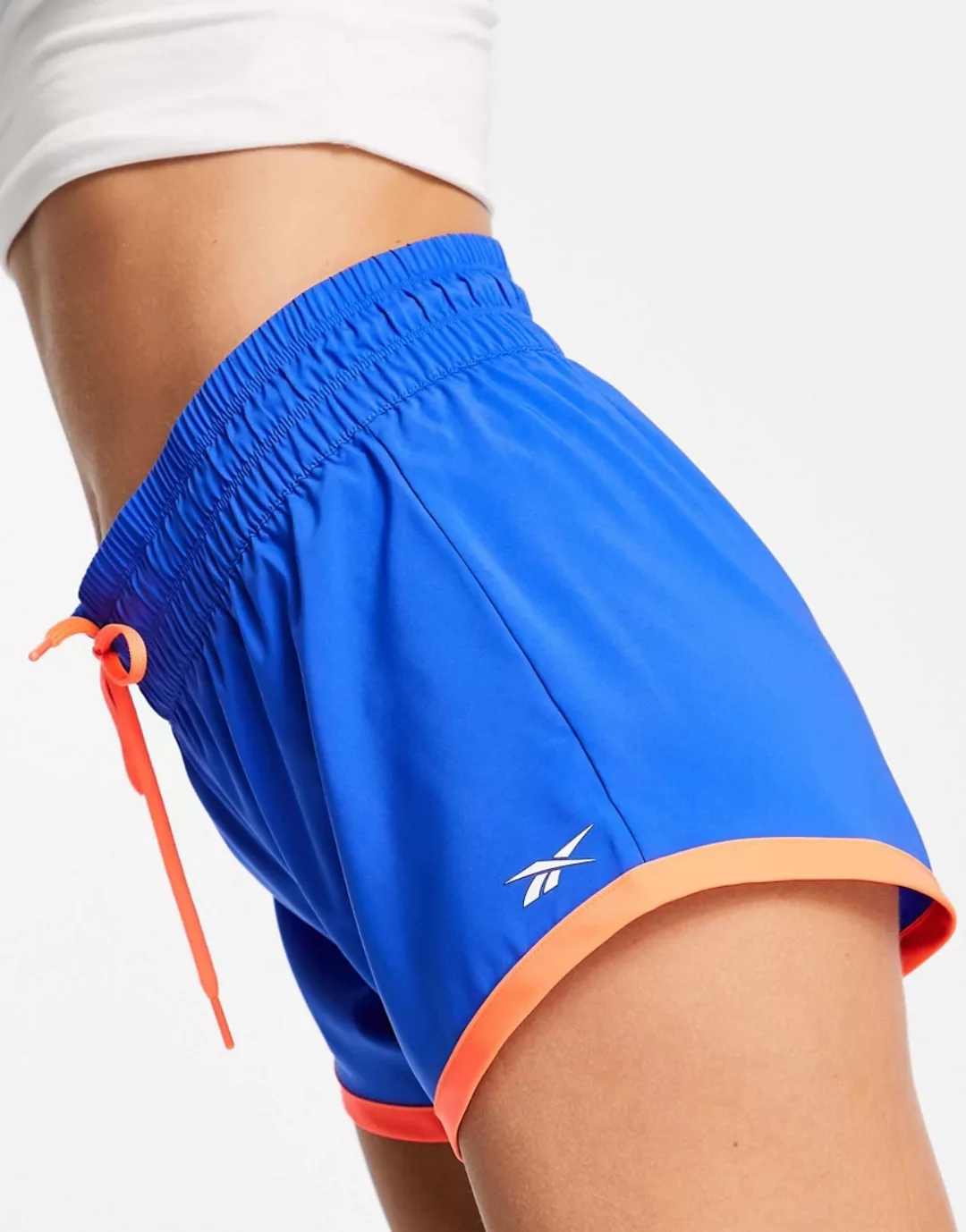 Reebok – Training – Gewebte Shorts in Blau und Orange günstig online kaufen