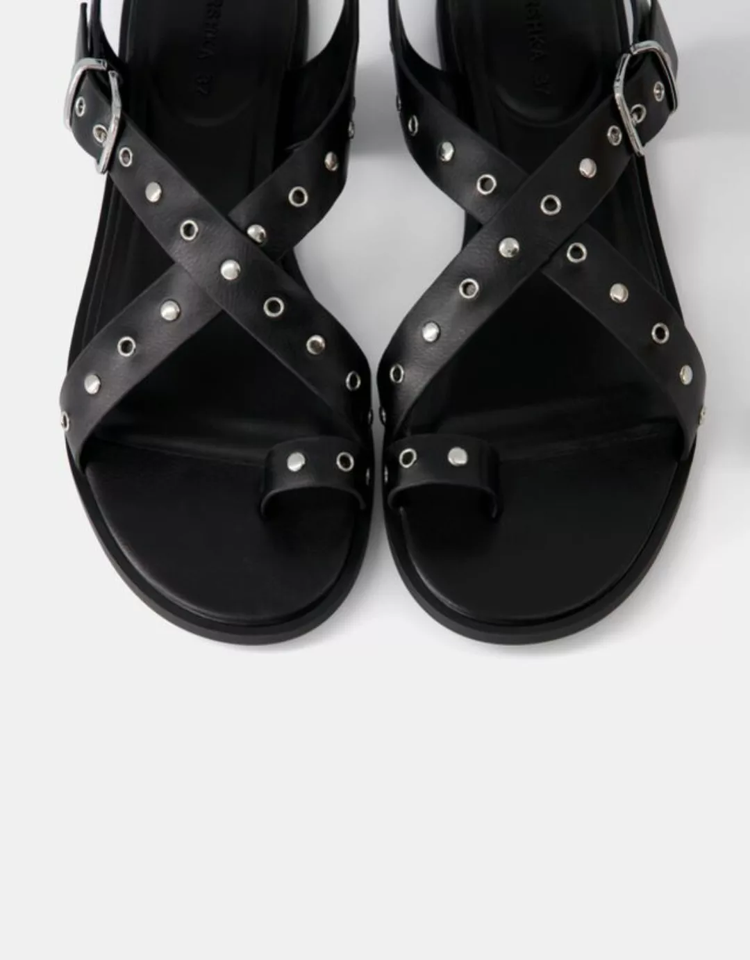 Bershka Flache Sandalen Mit Nieten Damen 39 Schwarz günstig online kaufen