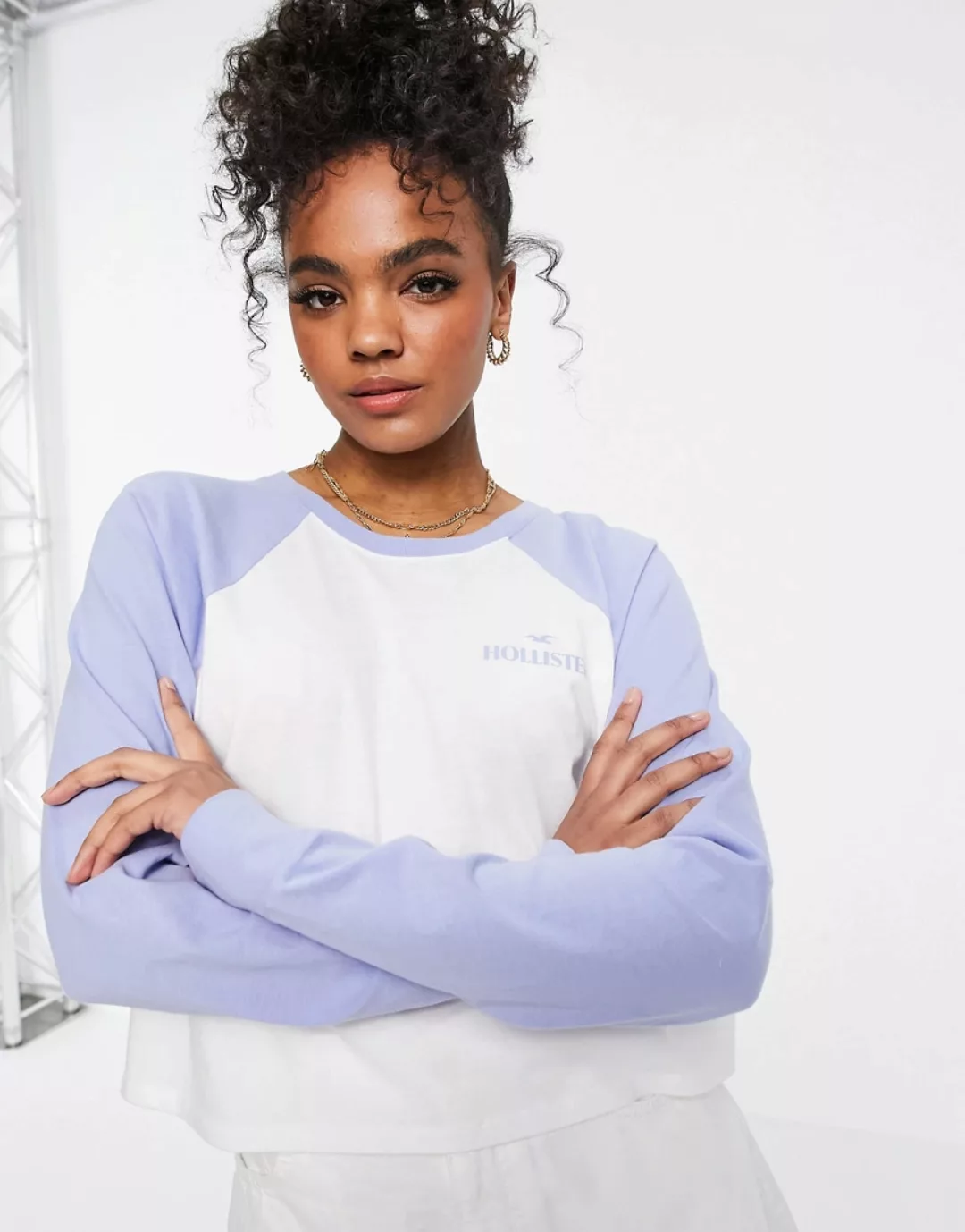 Hollister – Langärmliges Shirt in Weiß mit Logo und Kontrastärmeln-Blau günstig online kaufen