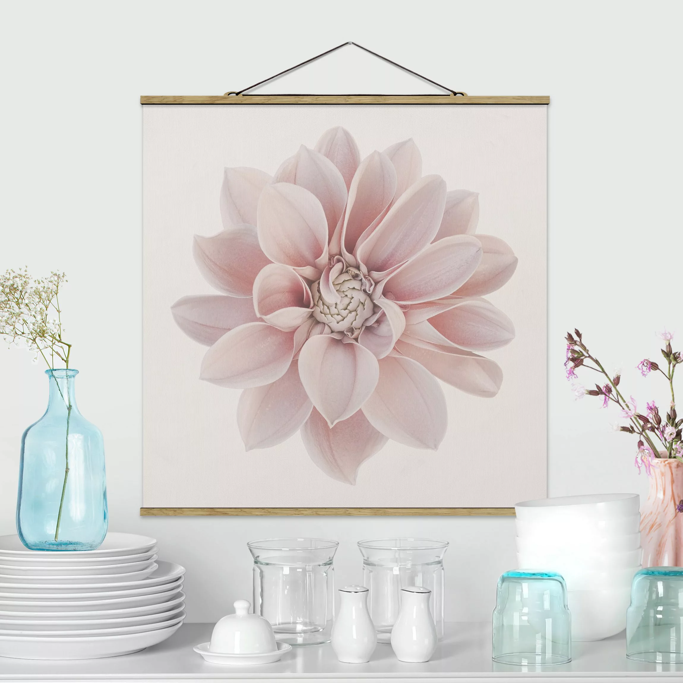 Stoffbild mit Posterleisten Dahlie Blume Pastell Weiß Rosa günstig online kaufen