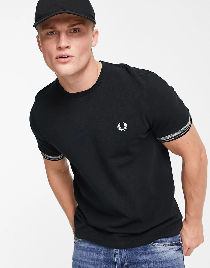 Fred Perry – T-Shirt in Schwarz mit Kontraststreifen im Space-Dye-Design günstig online kaufen