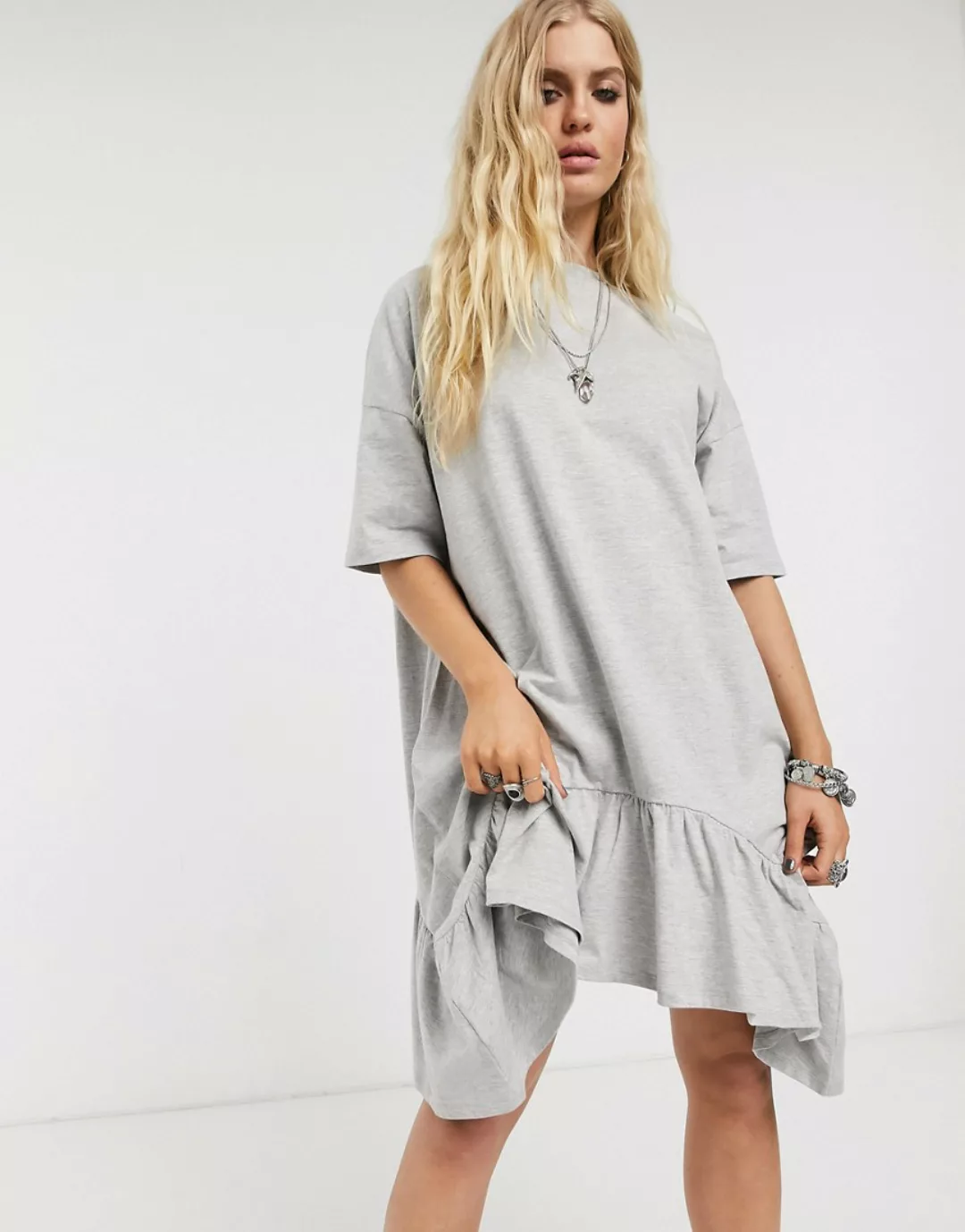 ASOS DESIGN – Oversized-Hängerkleid mit gestuftem Hängesaum in Grau günstig online kaufen