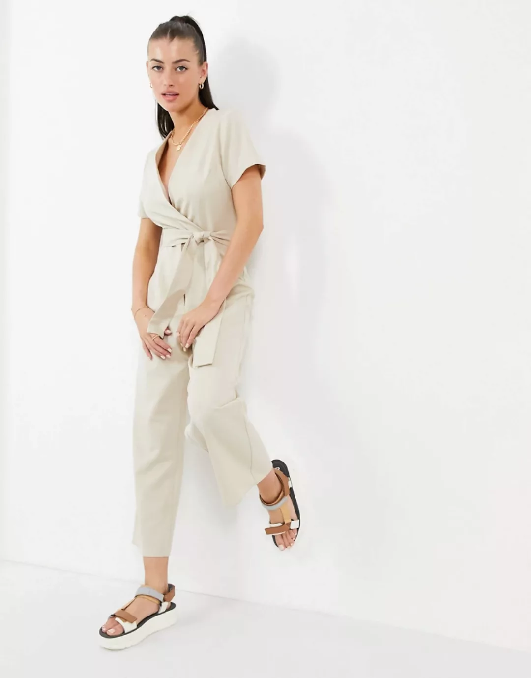 ASOS DESIGN – Gerippter Jumpsuit mit gewickelter Vorderseite in Stein-Neutr günstig online kaufen