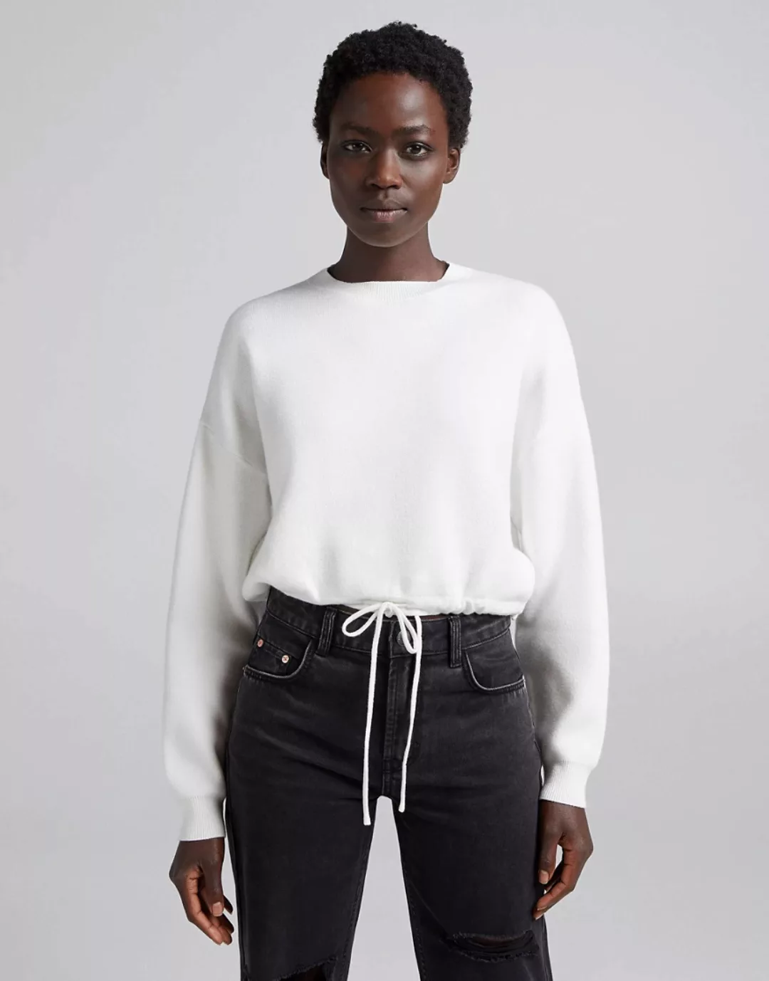 Bershka – Pullover mit kurzem Schnitt und verstellbarem Kordelzug am Bund i günstig online kaufen