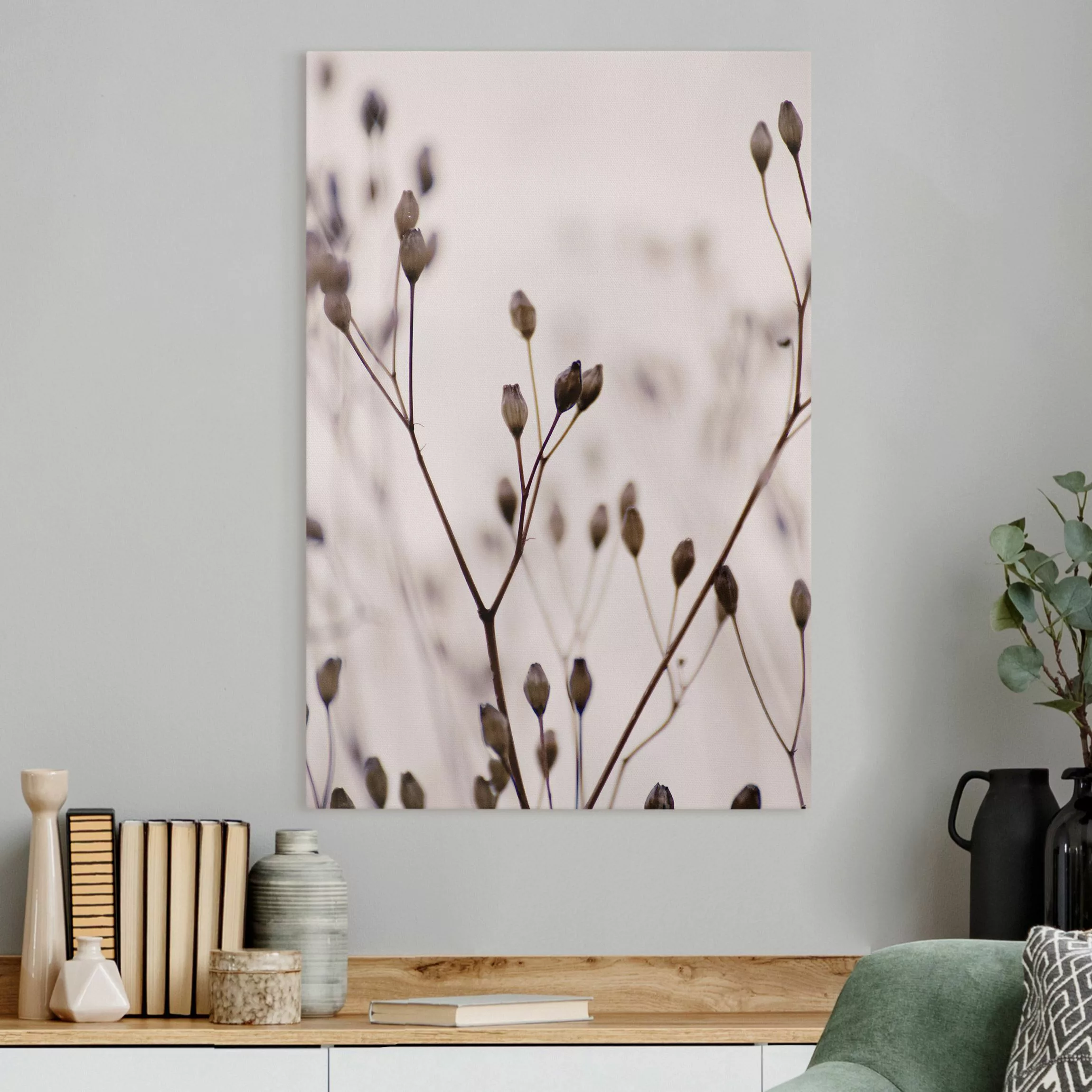 Leinwandbild Dunkle Knospen am Wildblumenzweig günstig online kaufen