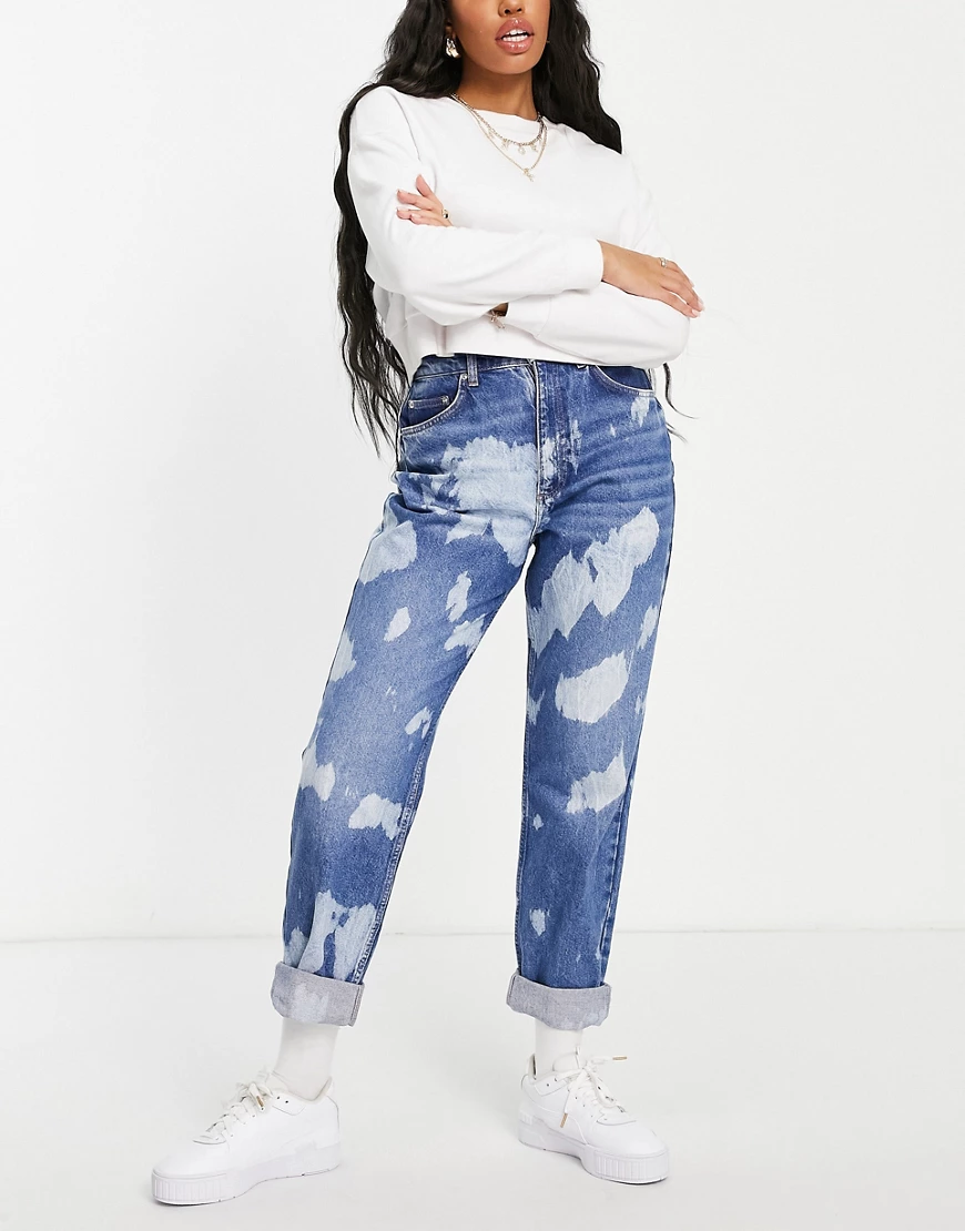 ASOS DESIGN Hourglass – Lockere Mom-Jeans aus Bio-Baumwollmix mit Farbkleck günstig online kaufen