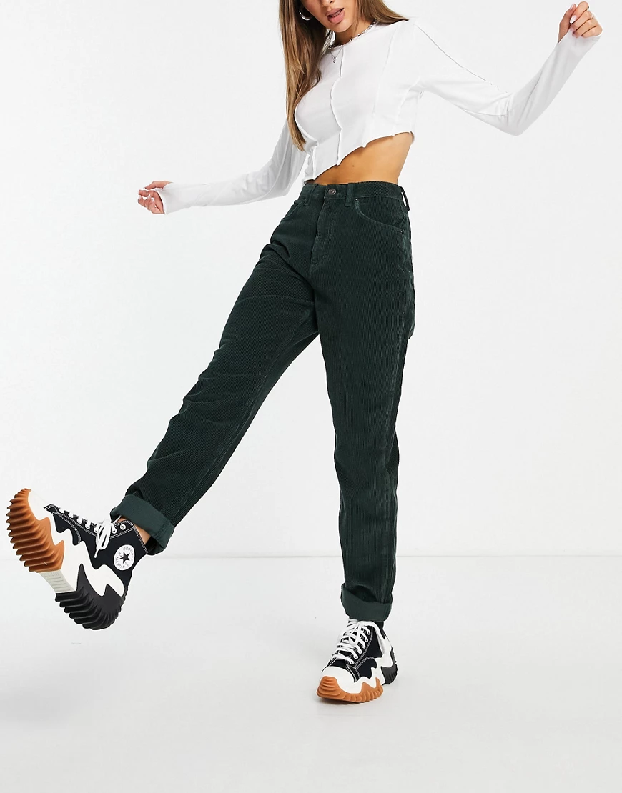 ASOS DESIGN – Locker geschnittene Mom-Jeans aus Cord in Tannengrün mit hohe günstig online kaufen