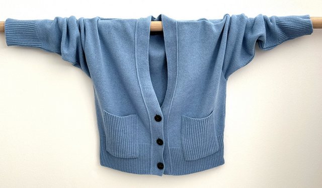 Zuckerwatte Strickjacke mit V-Ausschnitt aus weichem Merino Cashmere Blend günstig online kaufen