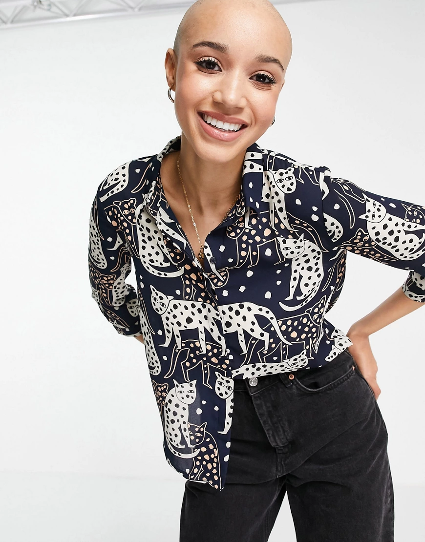 Monki – Mehrfarbige Bluse aus recyceltem Material mit Tigerprints günstig online kaufen