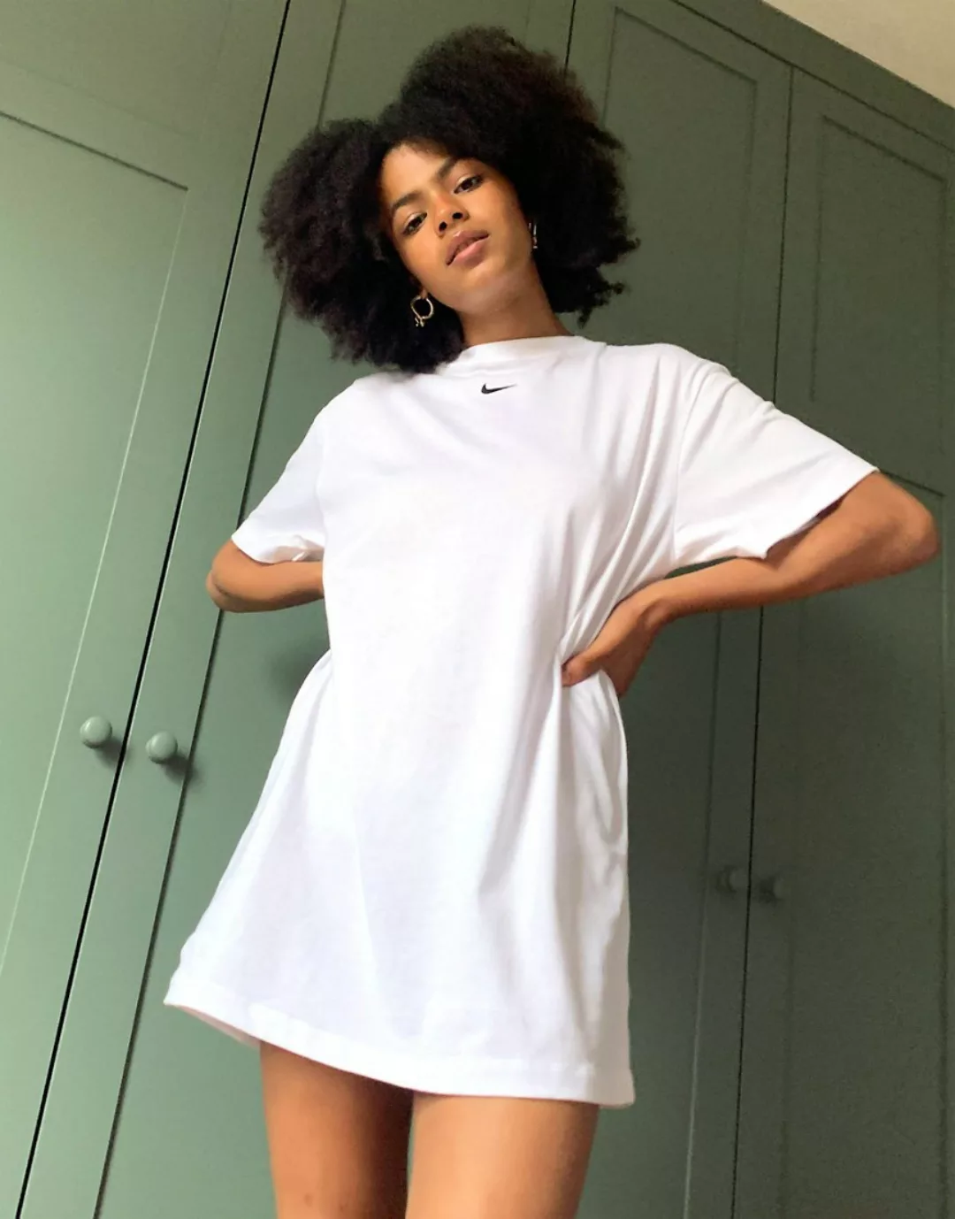 Nike – Weißes T-Shirt-Kleid in Oversize-Passform mit kleinem Swoosh-Logo günstig online kaufen