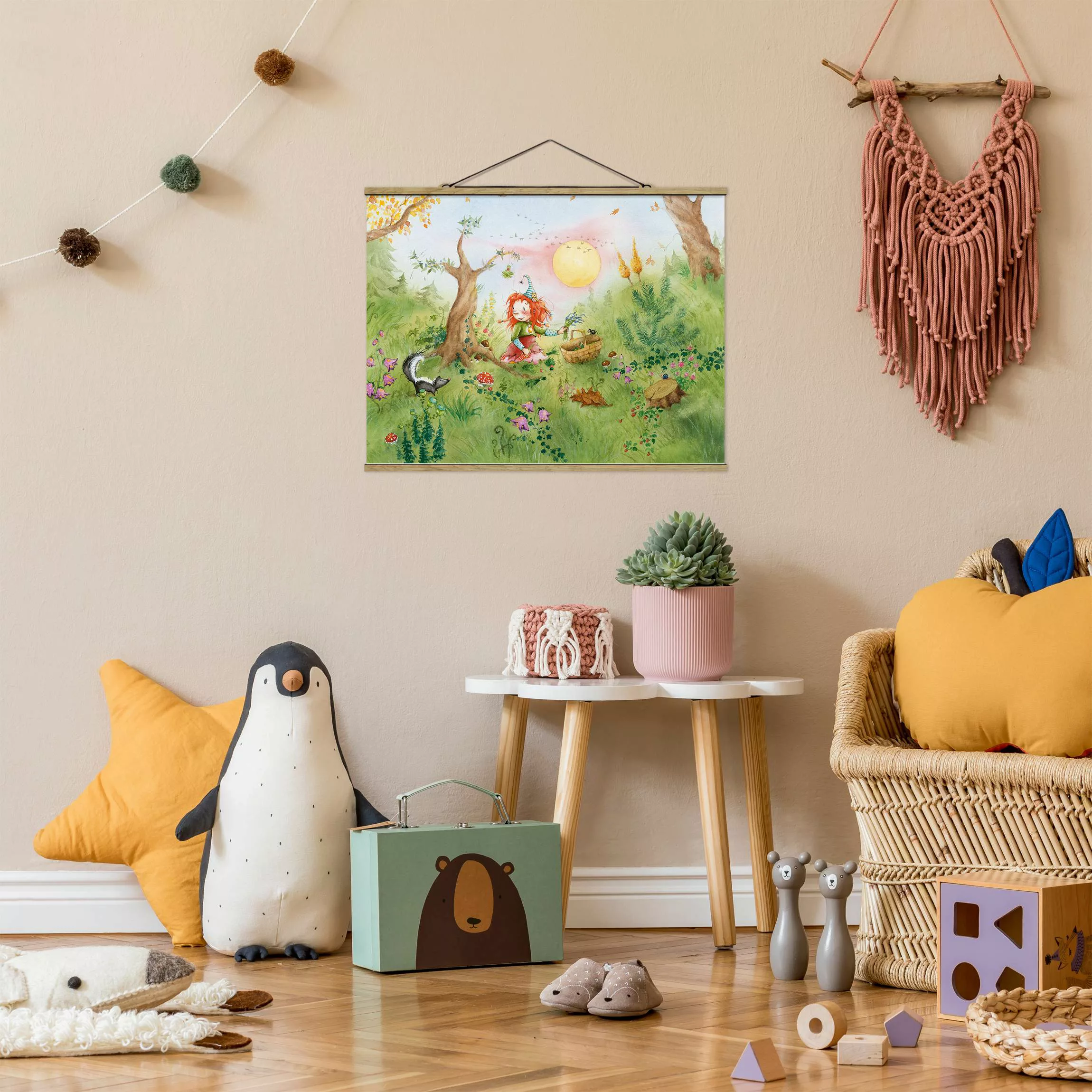 Stoffbild Kinderzimmer mit Posterleisten - Querformat Frida sammelt Kräuter günstig online kaufen