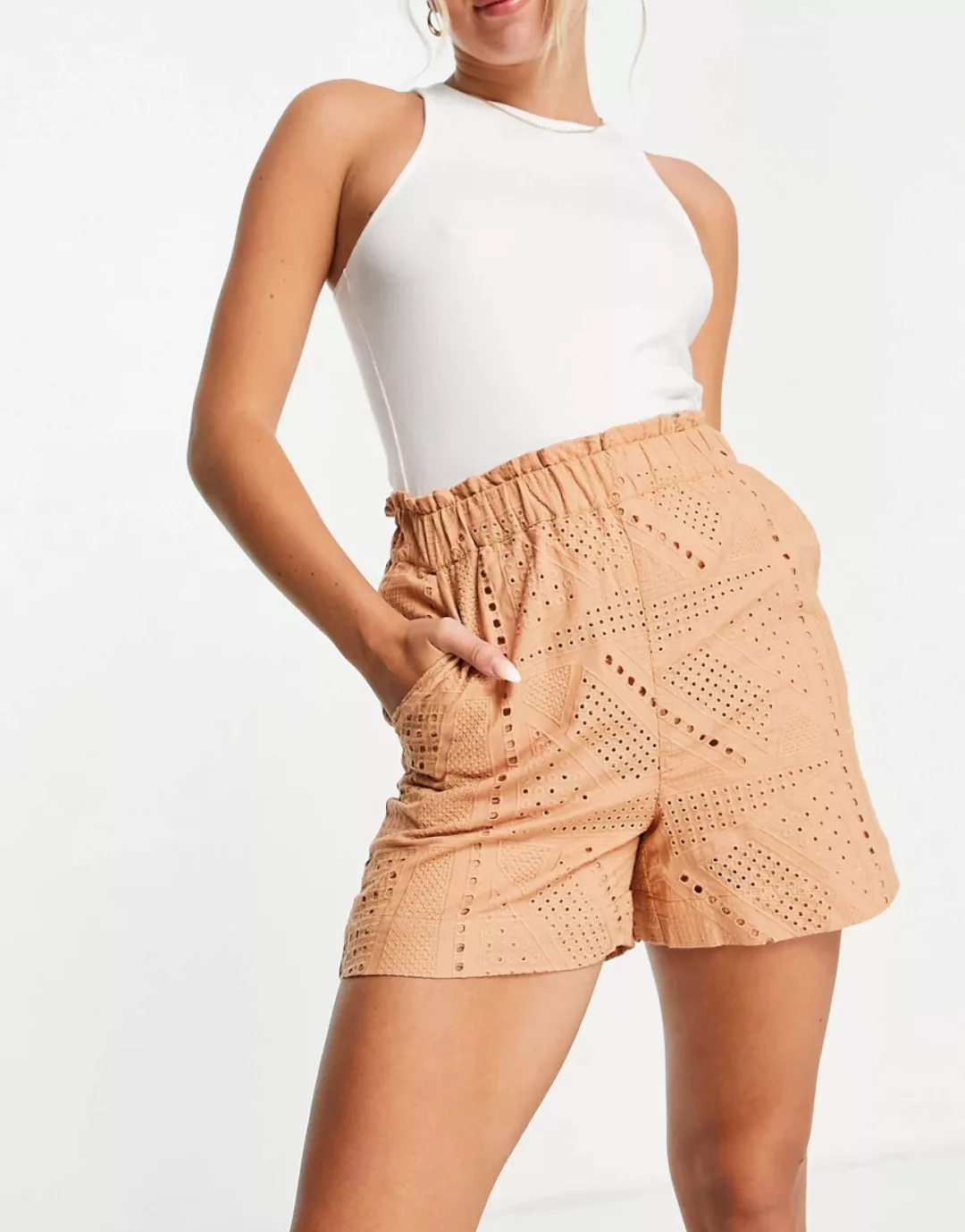 Y.A.S – Shorts aus Bio-Baumwolle mit Lochstickerei in Sand, Kombiteil-Neutr günstig online kaufen