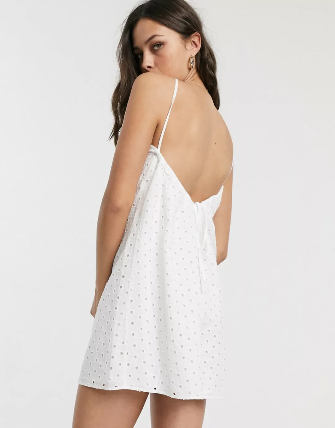 ASOS DESIGN – Kurzes, weißes Sommerkleid mit Rückenausschnitt und Lochstick günstig online kaufen
