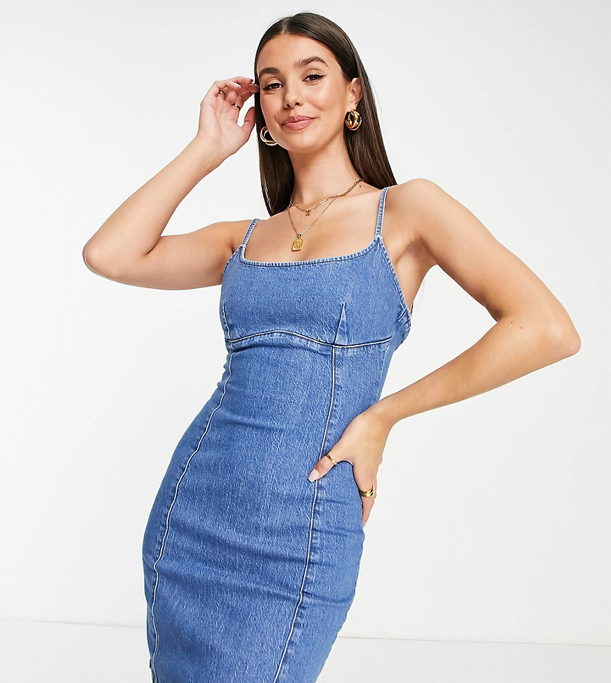 ASOS DESIGN Tall – Figurbetontes Jeans-Latzkleid in mittlerer Waschung-Blau günstig online kaufen