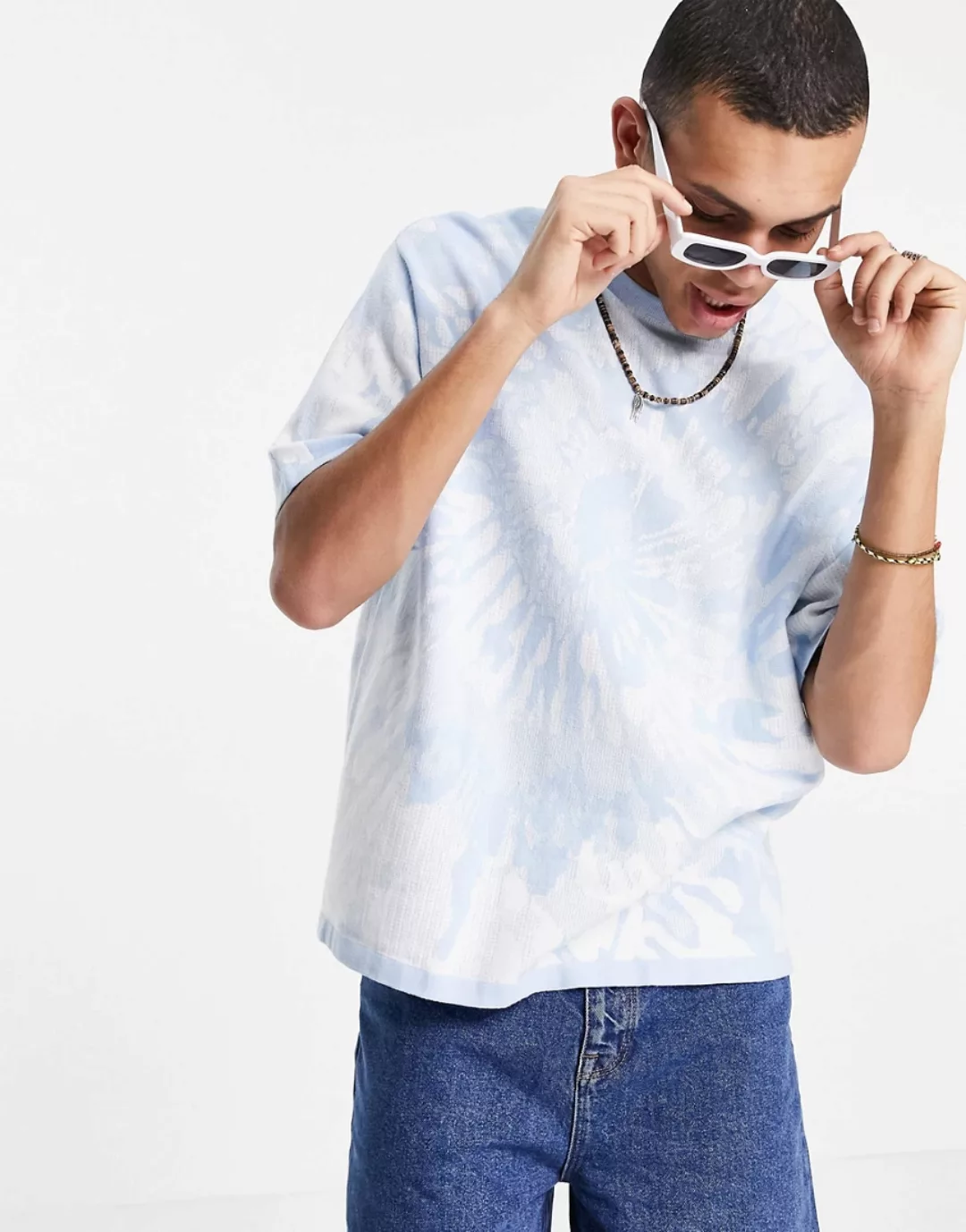 ASOS DESIGN – Strick-T-Shirt mit Batikmuster in Blau und Weiß, Kombiteil günstig online kaufen