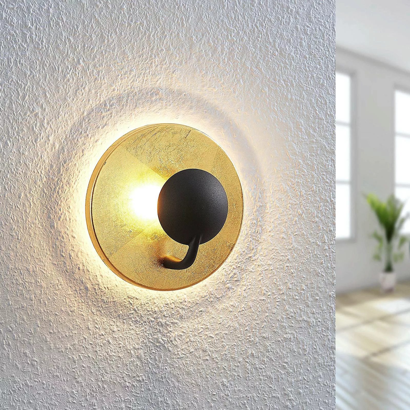 Lindby Lou LED-Wandleuchte in Schwarz-Gold günstig online kaufen