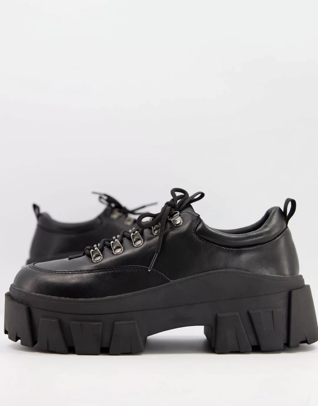 ASOS DESIGN – Schnürschuhe aus schwarzem Kunstleder mit dicker Sohle günstig online kaufen