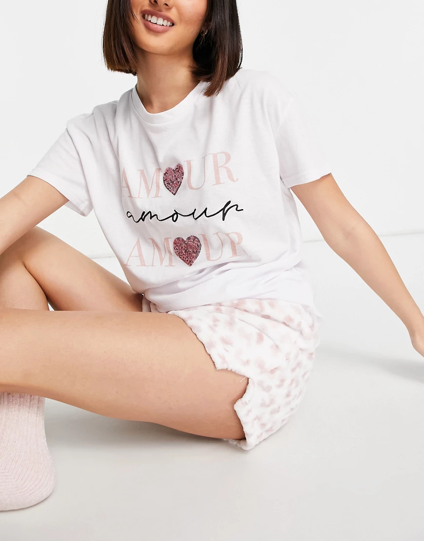 New Look – Kurzer Pyjama in Weiß mit „Amour“-Schriftzug-Rosa günstig online kaufen