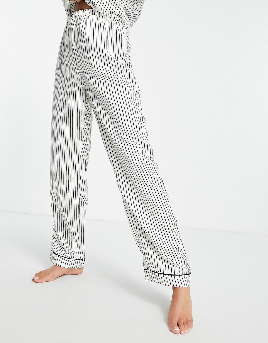 Loungeable – Pyjamahose aus Satin mit Nadelstreifen in Creme und Schwarz, K günstig online kaufen