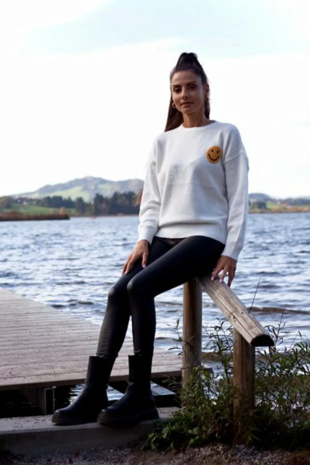 Lelü Fashion Rundhalspullover Smiley Pullover mit gelben Smiley günstig online kaufen