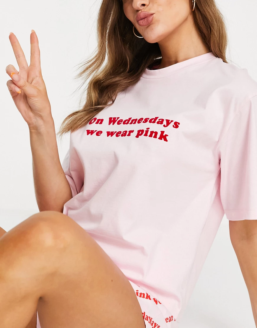 ASOS DESIGN – Mean Girls – Pyjama-Set mit Oversize-T-Shirt mit „On Wednesda günstig online kaufen