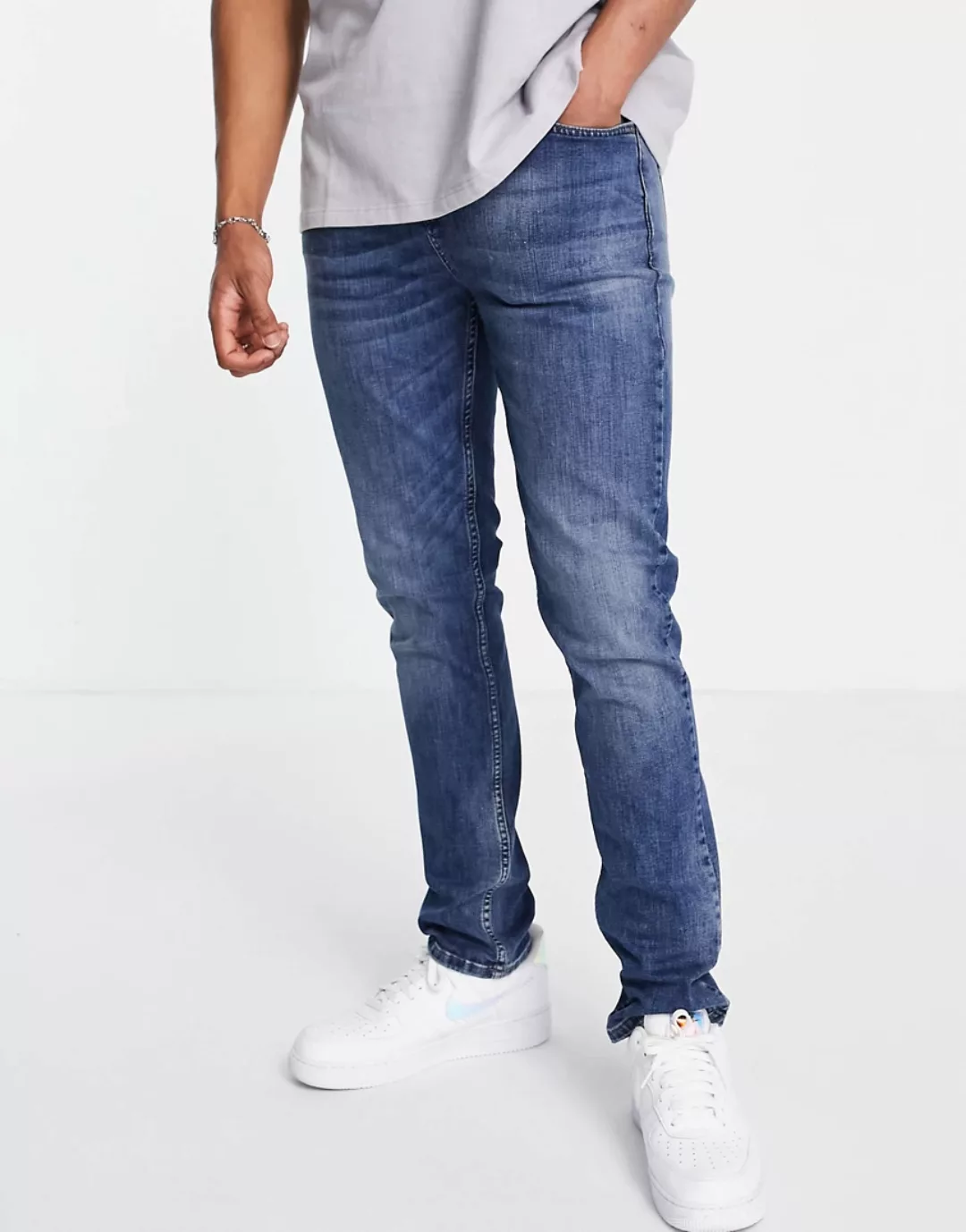 LDN DNM – Schmal geschnittene Jeans in verwaschenem Mittelblau günstig online kaufen