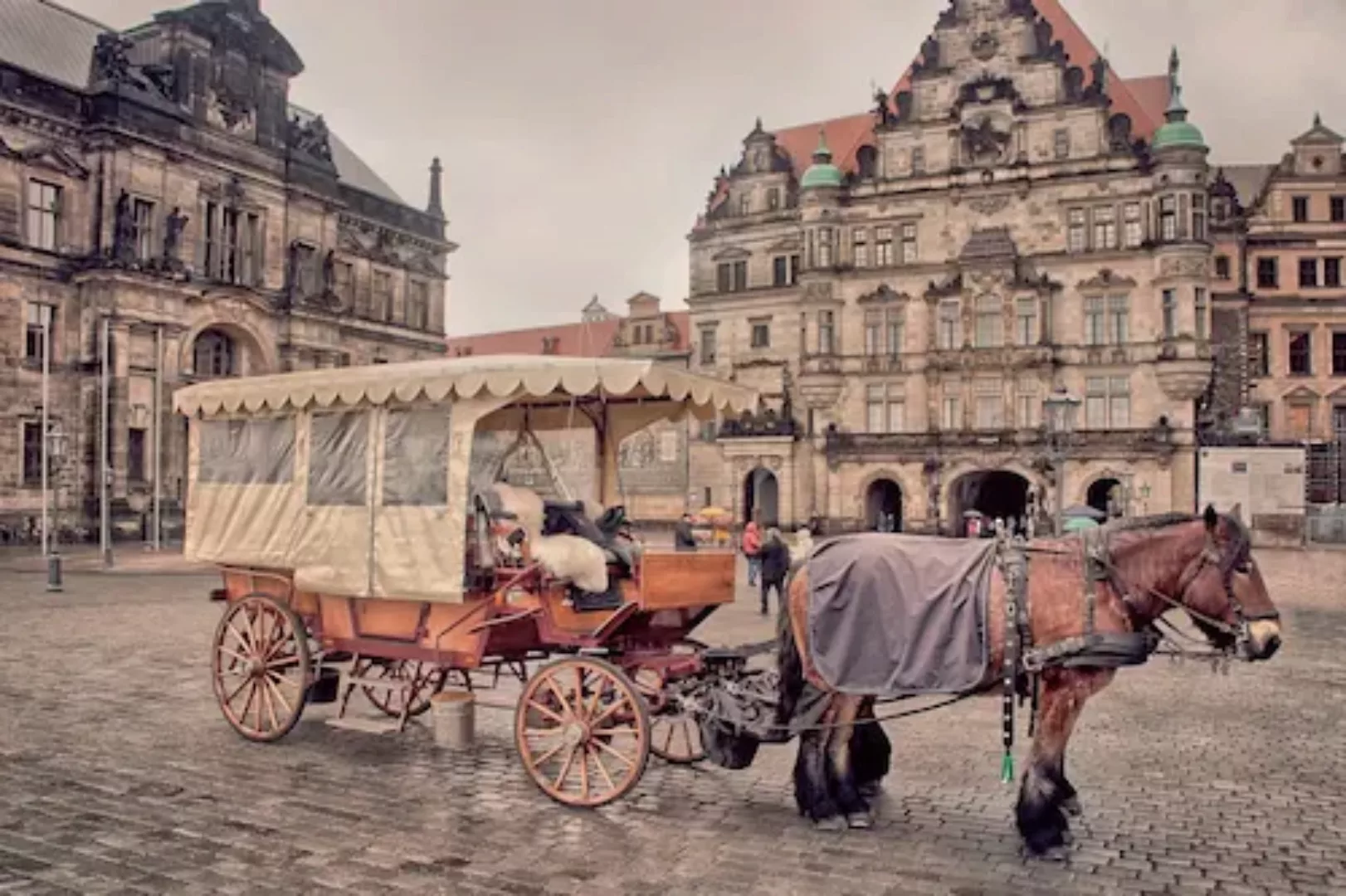 Papermoon Fototapete »Kutsch in Altstadt« günstig online kaufen