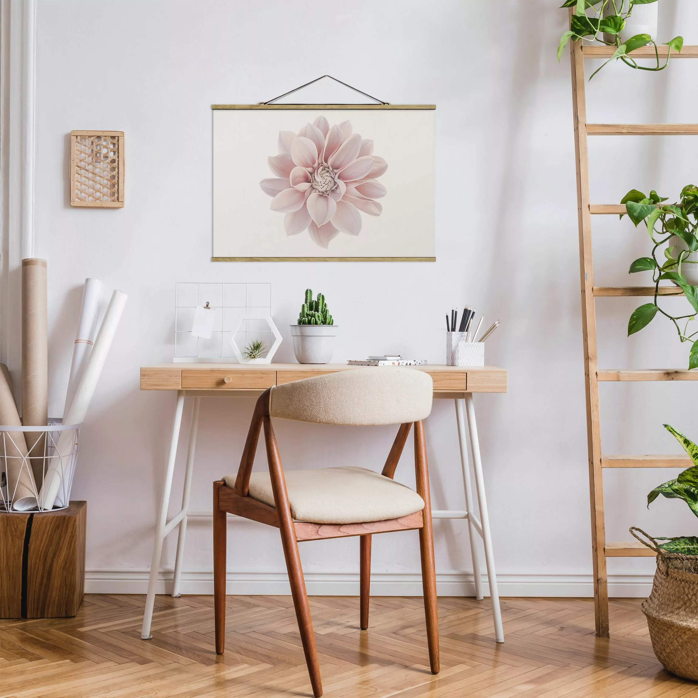 Stoffbild mit Posterleisten Dahlie Blume Pastell Weiß Rosa günstig online kaufen