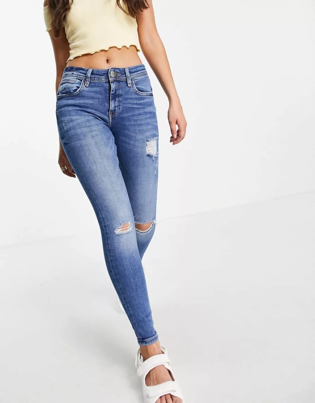 River Island – Amelie – Jeans im engen Schnitt im Distressed-Look in mittle günstig online kaufen