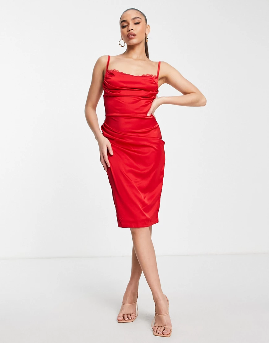 Femme Luxe – Gerafftes Midikleid in Rot mit Korsettdetail und Wasserfallaus günstig online kaufen