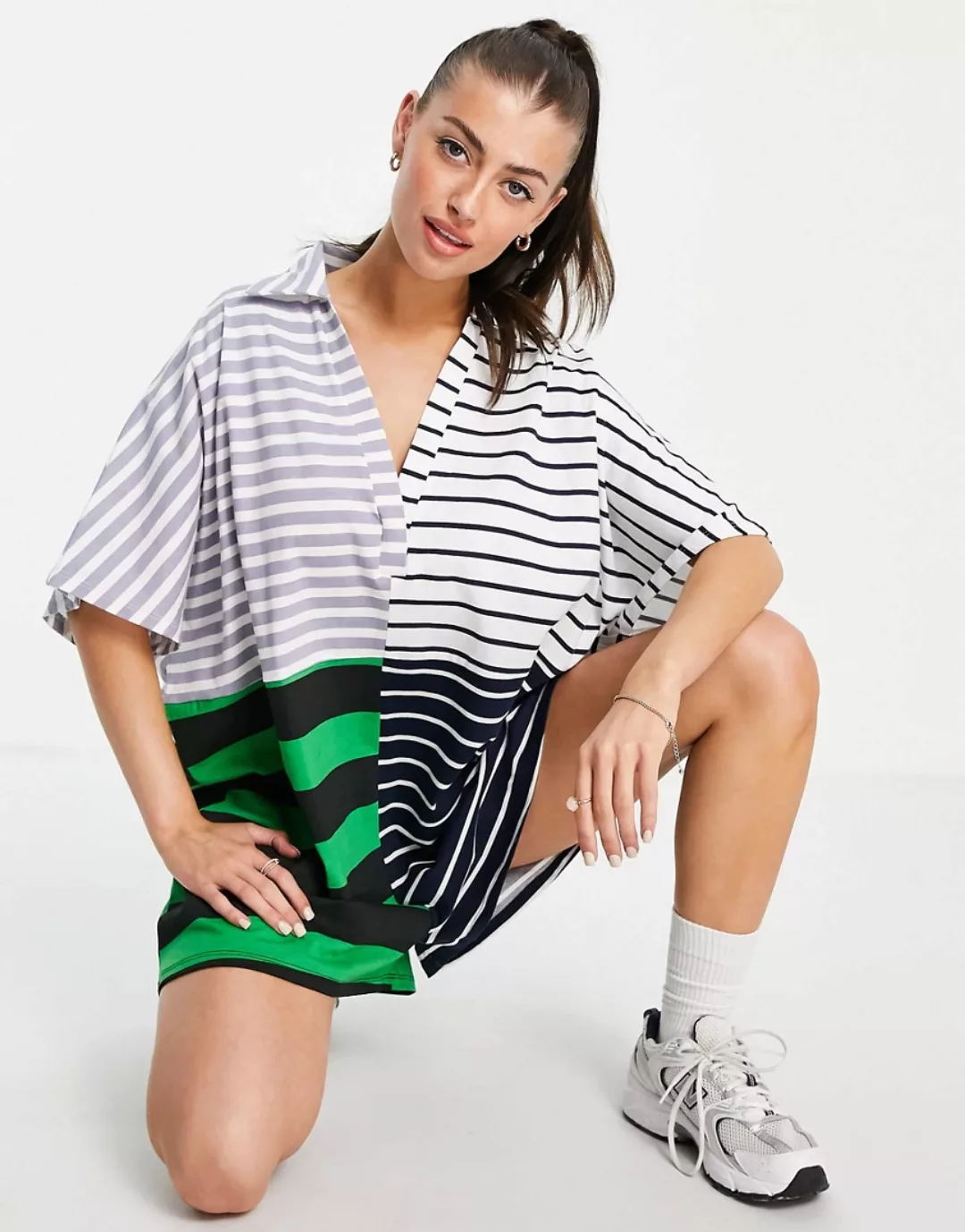 ASOS DESIGN – Kurzer Oversize-Einteiler mit Rugby-Design und Streifen-Mix-M günstig online kaufen