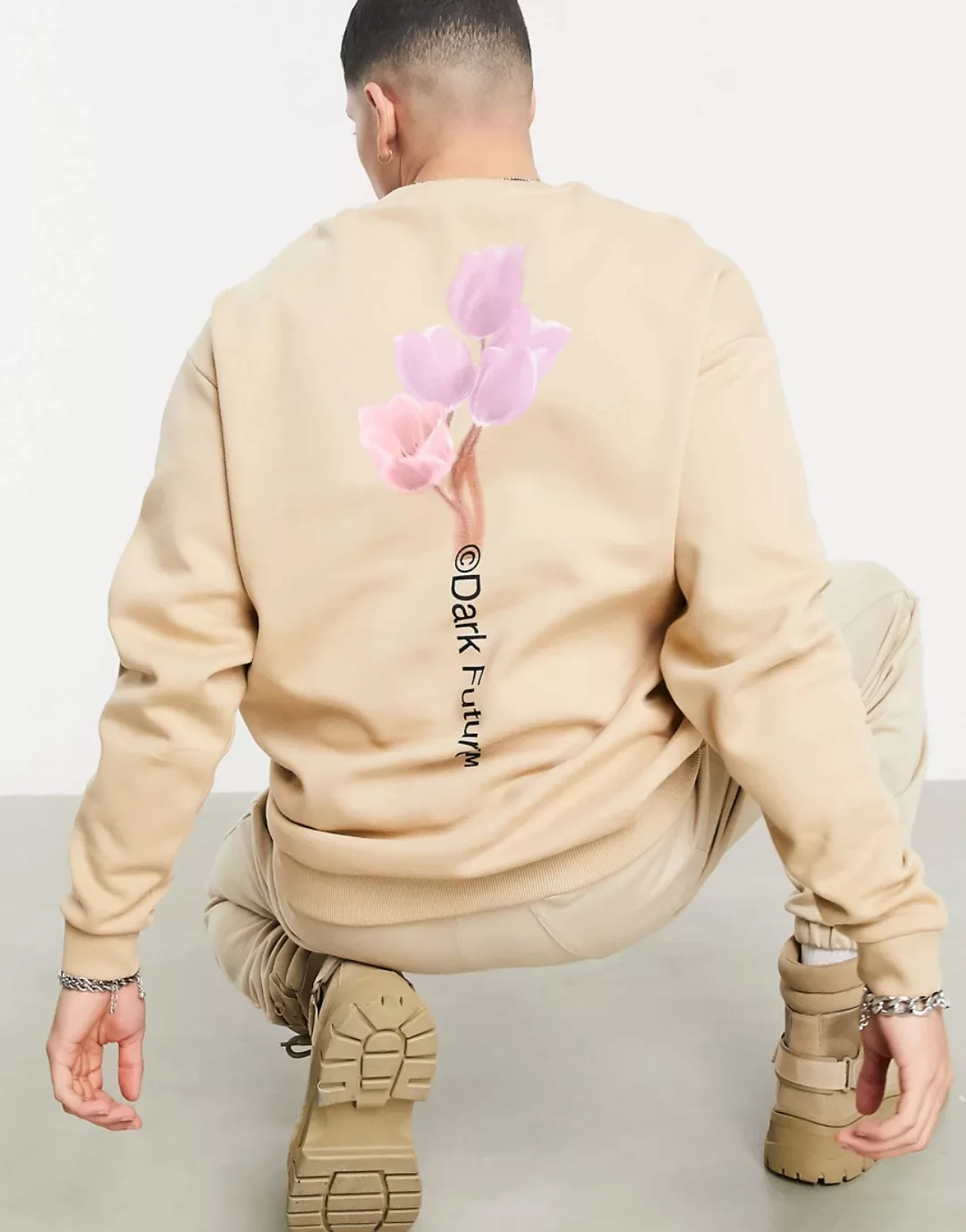 ASOS – Dark Future – Oversize-Sweatshirt in Beige mit Grafikprint am Rücken günstig online kaufen