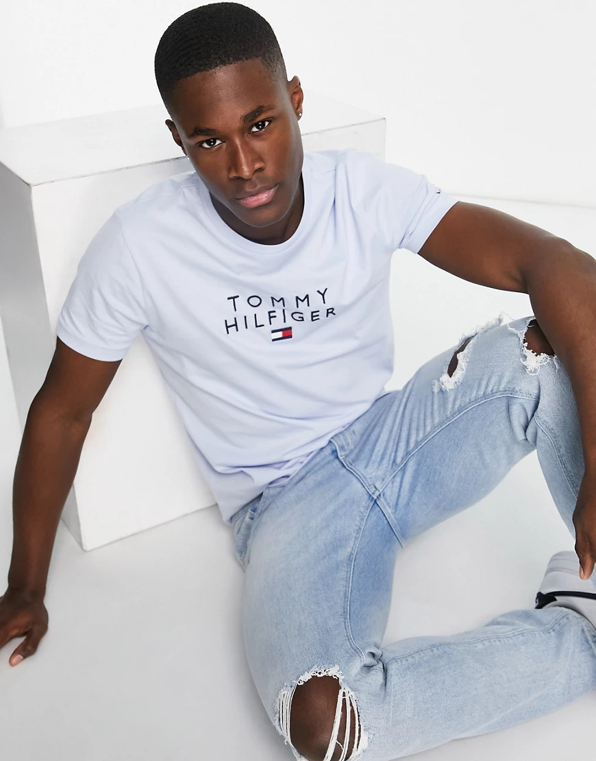 Tommy Hilfiger – T-Shirt in Blau mit Stapellogo auf der Brust günstig online kaufen