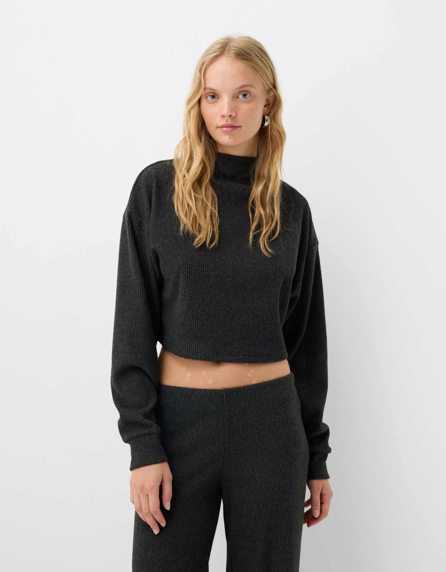 Bershka Soft-Touch-Pullover Mit Stehkragen Und Rippenmuster Damen Xs Dunkel günstig online kaufen