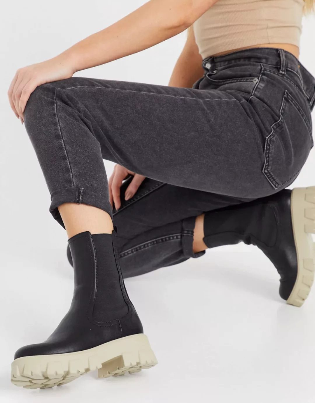NA-KD – Stiefel mit dicker Sohle im Kontrastdesign in Schwarz und Beige-Meh günstig online kaufen