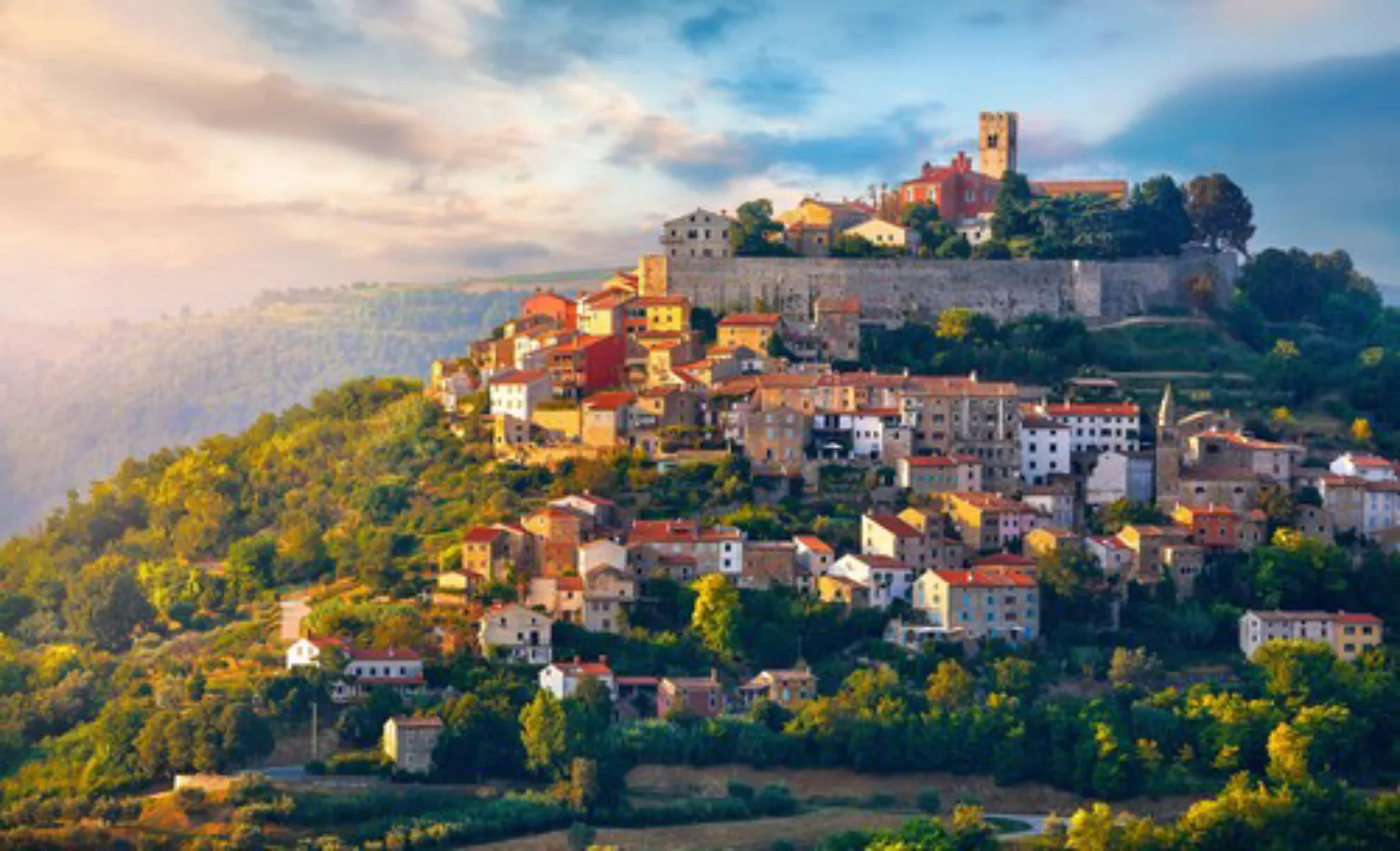 Papermoon Fototapete »MOTOVUN-ANTIKE STADT ISTRIA BURG DORF PANORAMA SONNE« günstig online kaufen