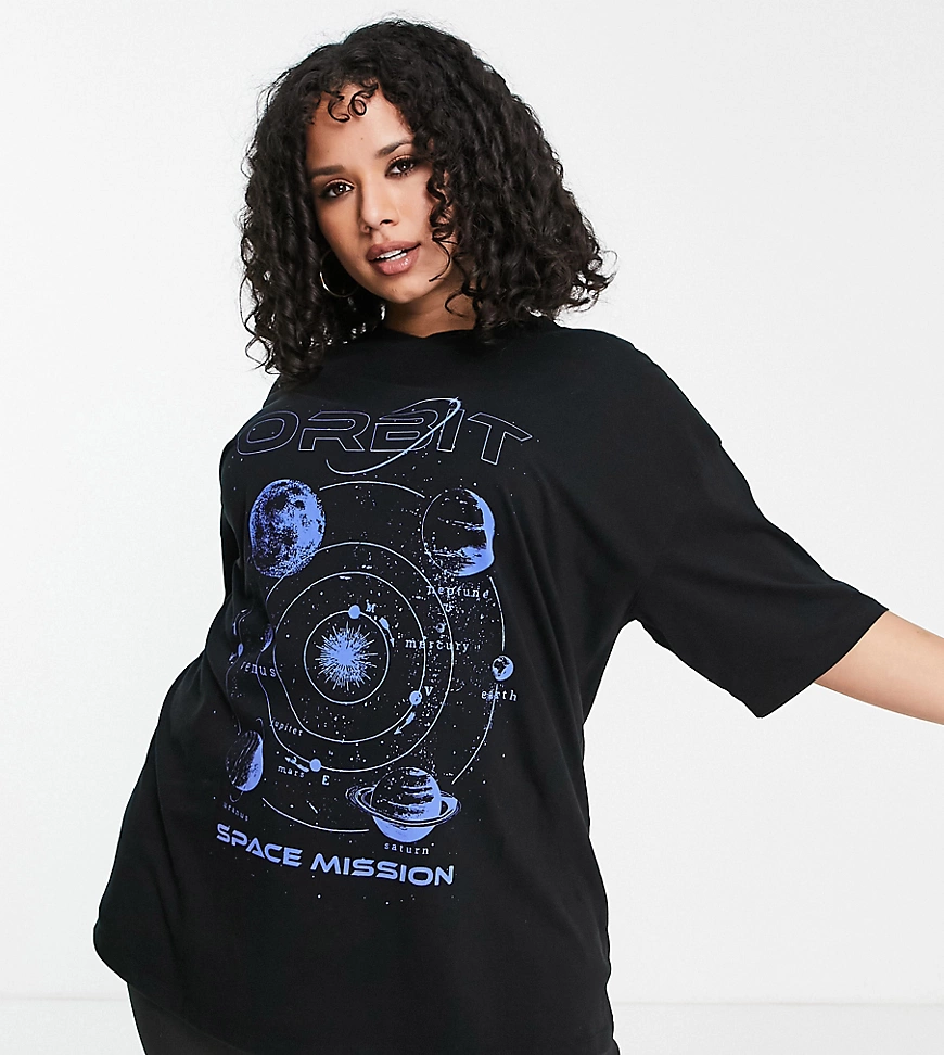 ASOS DESIGN Curve – Oversize-T-Shirt mit Weltraum-Orbit-Print vorne-Schwarz günstig online kaufen