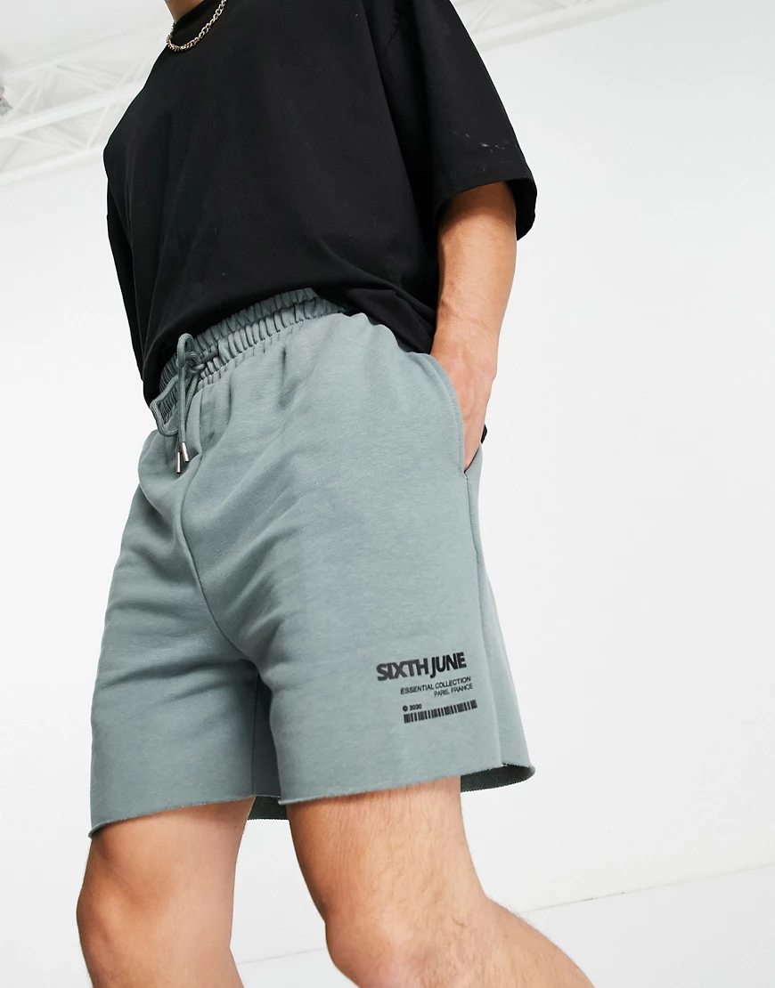 Sixth June – Shorts aus Jesey in Staubgrün mit Logoprint und unverarbeitete günstig online kaufen