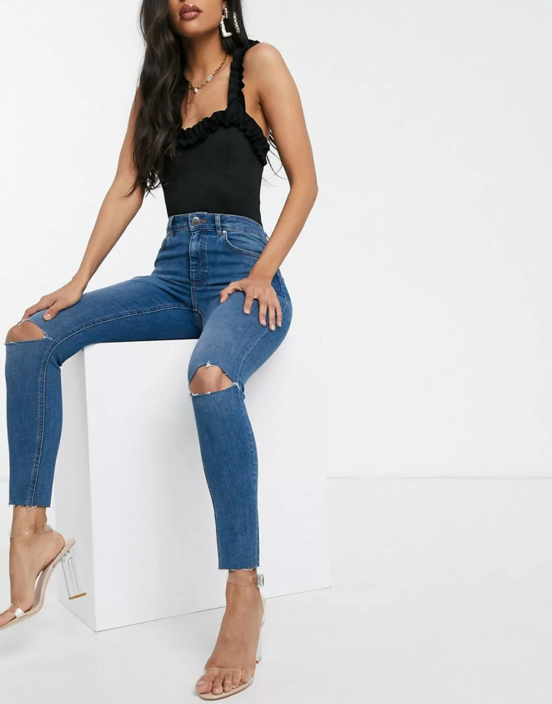 ASOS DESIGN – Ridley – Enge Jeans mit hoher Taille und Zierrissen in Mittel günstig online kaufen