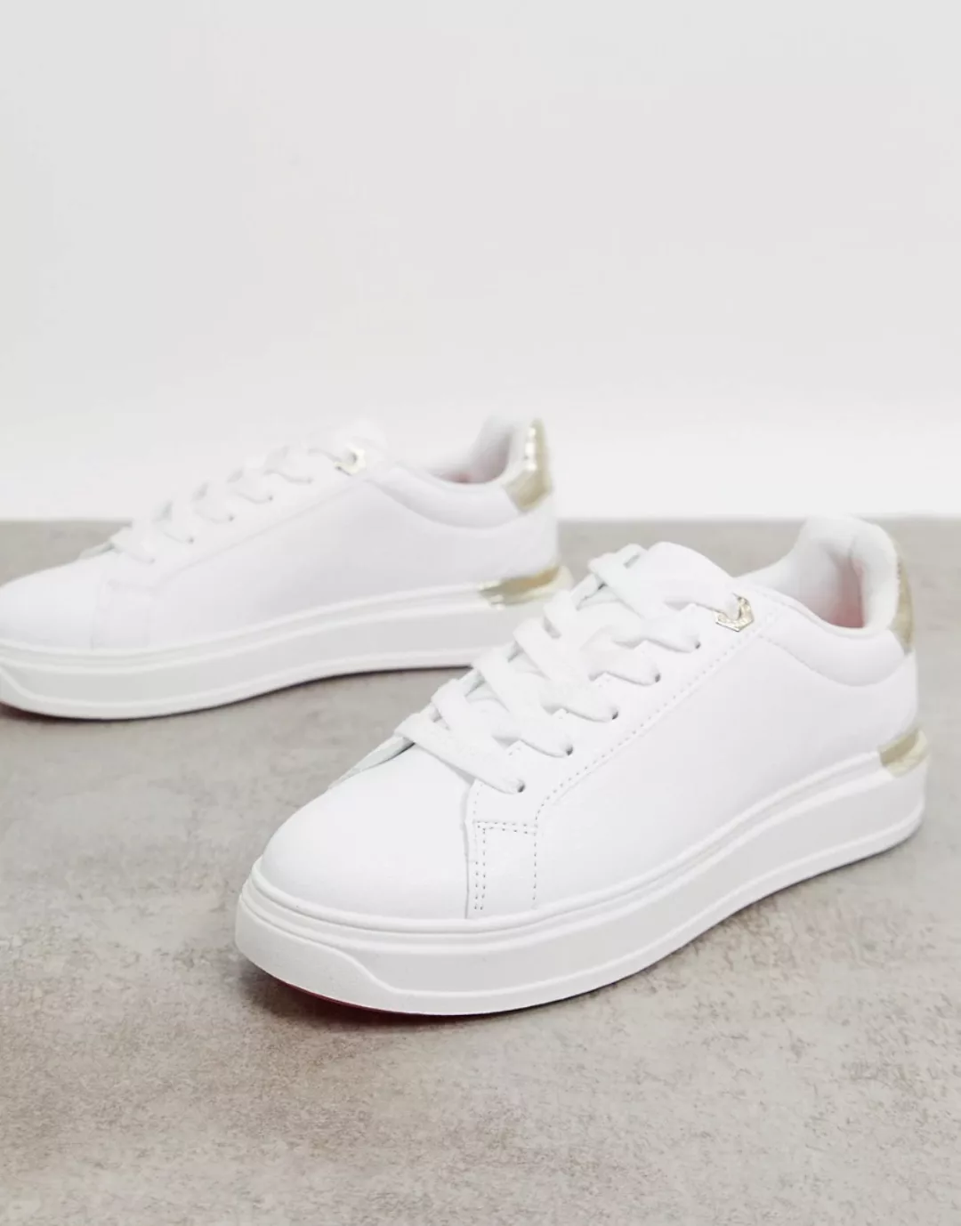River Island – Sneaker in Weiß mit goldenem Besatz und Sohle in Neonfarbe günstig online kaufen