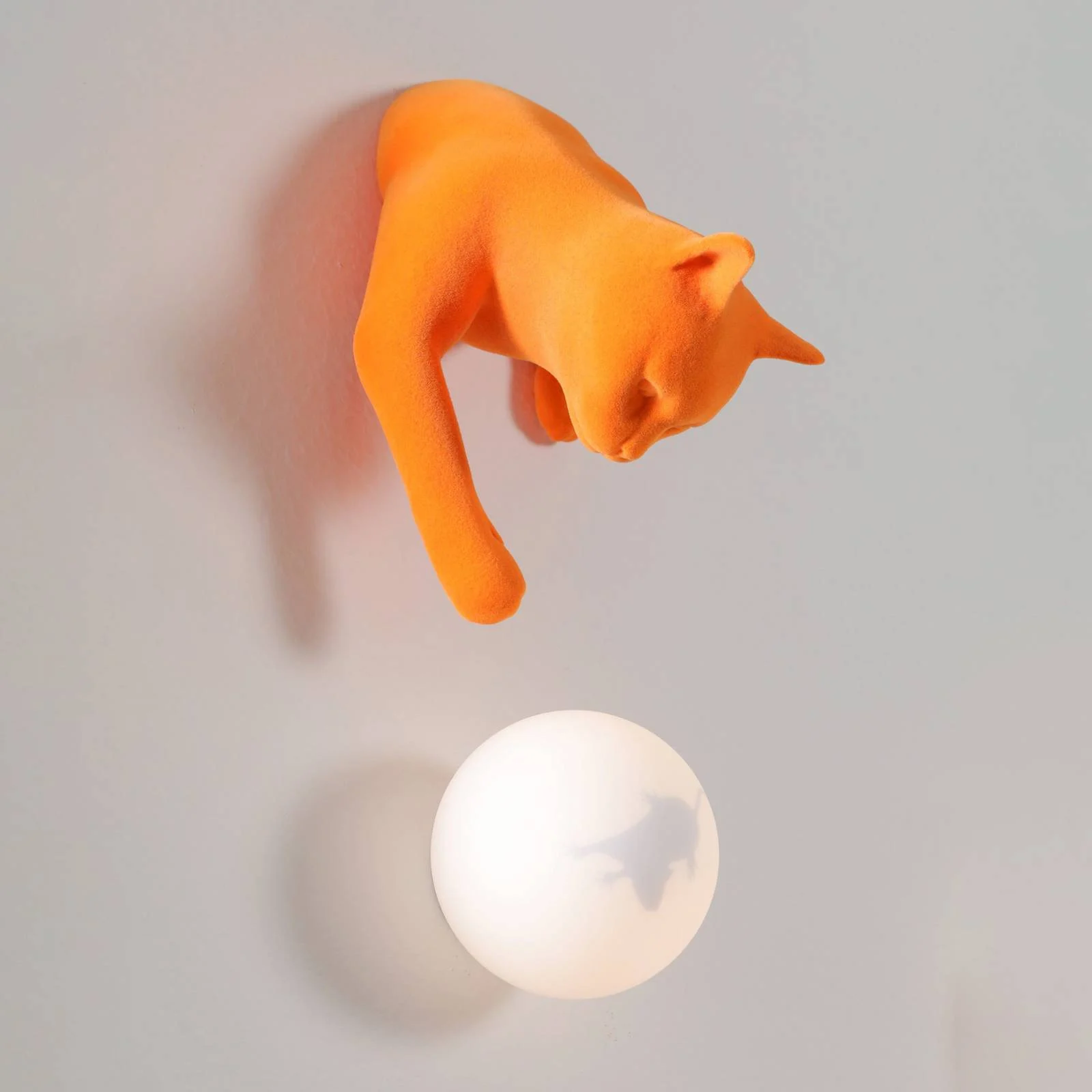 Karman Wandleuchte Maoo, Keramik orange, Glas, Katzenfigur günstig online kaufen