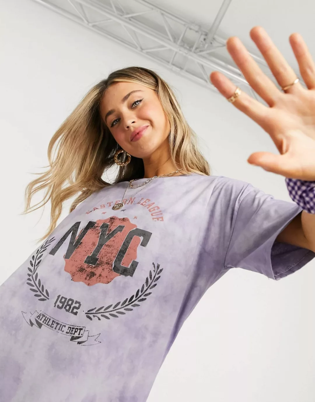 ASOS DESIGN – Oversize-T-Shirt mit Batikmuster und College-Print-Mehrfarbig günstig online kaufen