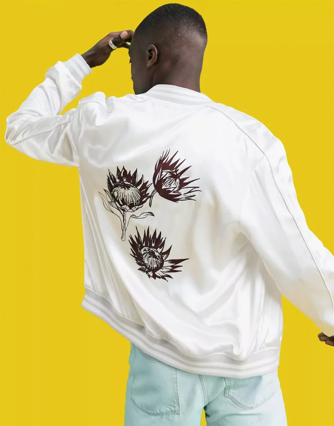 ASOS DESIGN – Bomberjacke im College-Stil in Ecru mit Blumenmotiven-Weiß günstig online kaufen