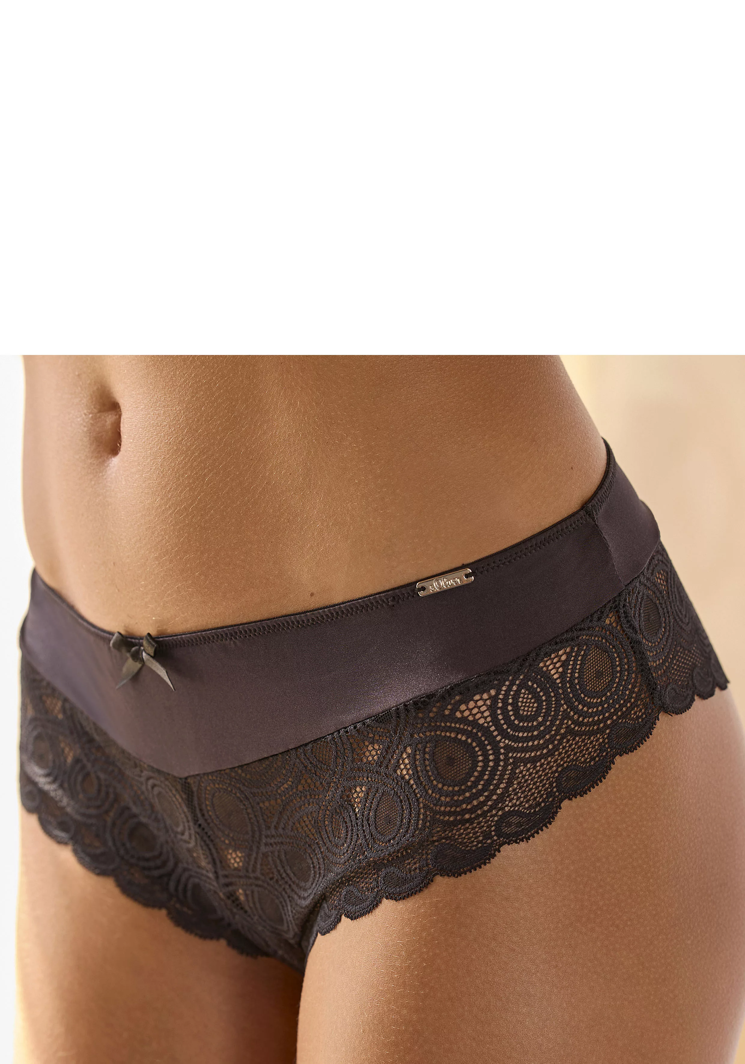 LASCANA Stringpanty, mit extravaganter Spitze und Zierschleife günstig online kaufen