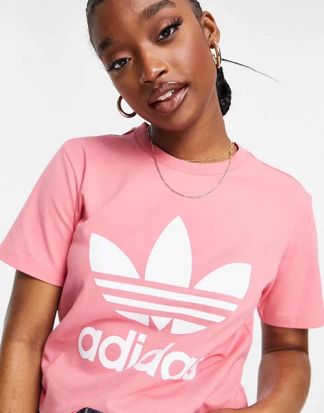 adidas Originals – adicolor – T-Shirt mit großem, mittigem Logo in Blassros günstig online kaufen