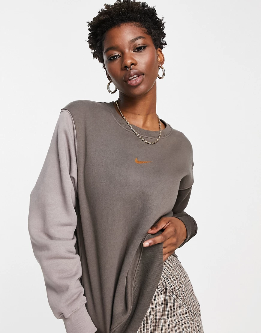 Nike – Metallic Swoosh – Sweatshirt im Farbblock-Design in Braun und neutra günstig online kaufen