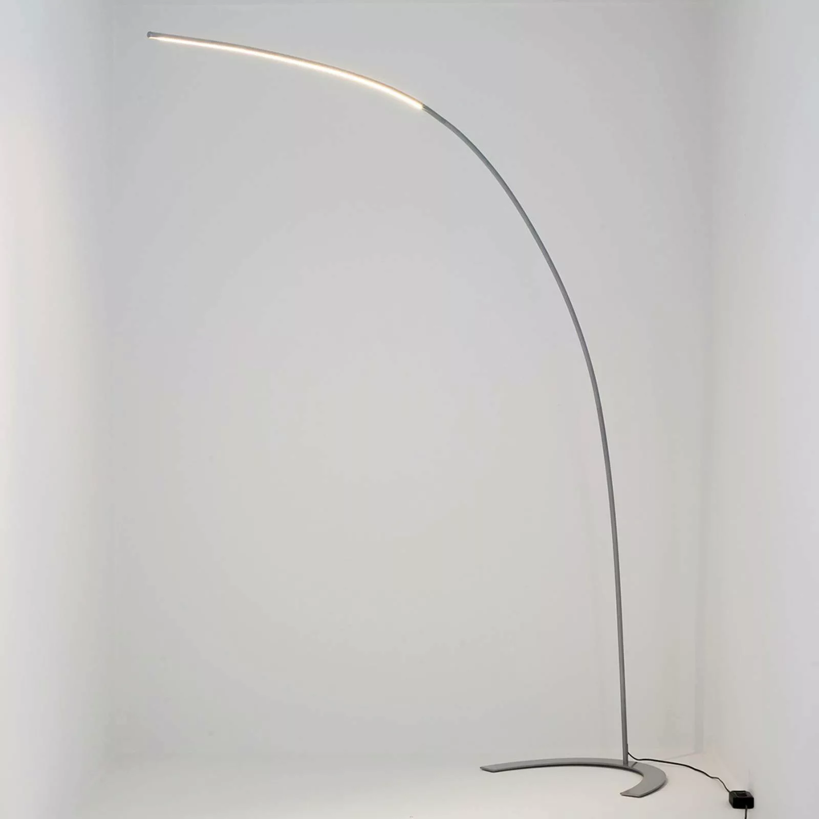 Silberne LED-Stehlampe Danua in Bogenform günstig online kaufen