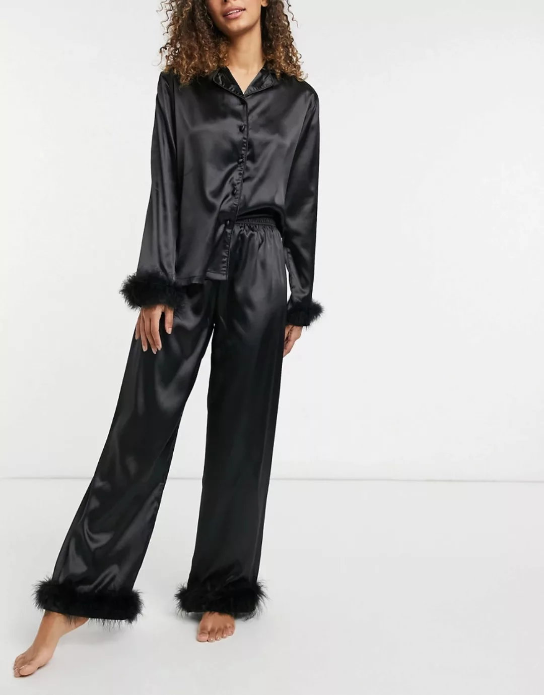 Night – Satin-Pyjama aus Hemd und Hose in Schwarz mit abnehmbarem Kunstfede günstig online kaufen