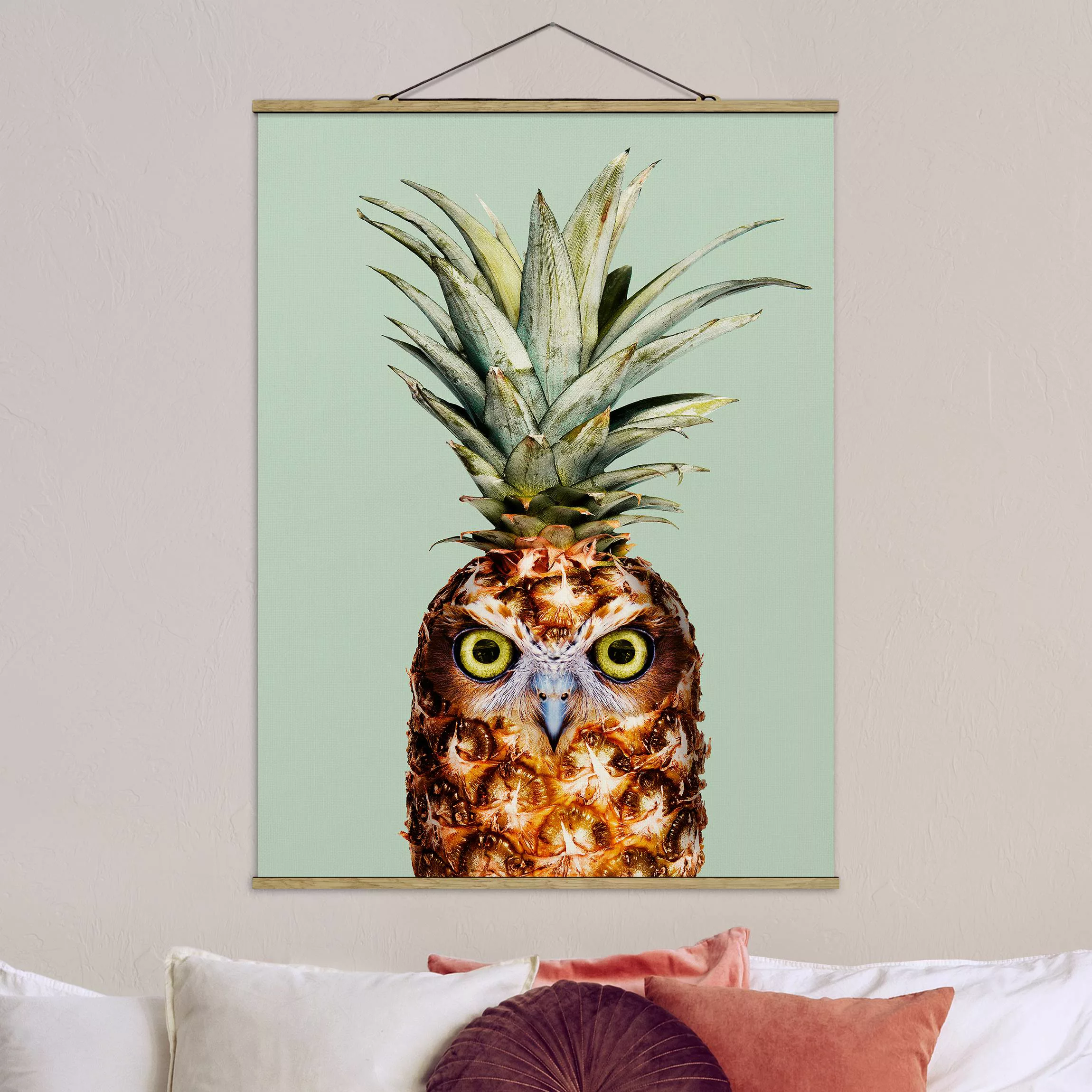 Stoffbild Tiere mit Posterleisten - Hochformat Ananas mit Eule günstig online kaufen